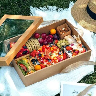 Large Kraft grazing box with clear window