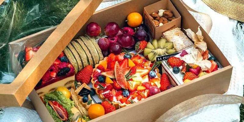 Large Kraft grazing box with clear window