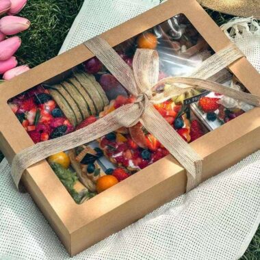 Large Kraft grazing box with clear window